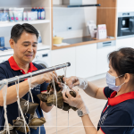 新業(yè)建設(shè) 邱正光 副總經(jīng)理賢伉儷，也加入這次公益包粽行列，身體力行，益起響應(yīng)，共創(chuàng)美好良善的循環(huán)。