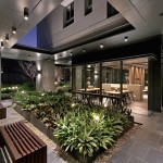 除了白天的明亮與綠意疊翠，臨近傍晚時(shí)，中庭植栽之間打著光芒，也帶來另一番曖昧的風(fēng)味。－【新業(yè)宜家】。