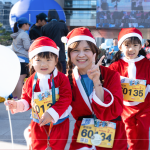 小小聖誕老人出發(fā)囉，今年新增的2K變裝組，讓賽道及會場上多了許多可愛的小小身影。