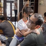 大手牽小手，與孩子們享受難能的親子時光，透過說故事媽媽的引導，孩子們主動給家長一個大大的、溫暖的擁抱。