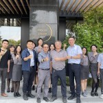 誠摯感謝臺中同業(yè)先進，建樹建築與生活職人的歡聚，共同相知相惜！
卓勝隆董事長(圖中左一)帶領新業(yè)設計團隊與創(chuàng)健健設 黃彬煌建築師(圖中右一)一同合影。
