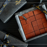 致上充滿聖誕氛圍的 #chochoco 比利時生巧克力，巧克力的質(zhì)感溫潤如絲絨，在這感恩季節(jié)，與家人分享，感受輕柔滑順的幸福。