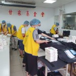 一早，甘霖基金會社工與志工們各司其職、分工合作，手腳俐落的準備1000多份飯包，提供給臺中9大地區(qū)的長者，也是每日問候的開始。