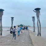 金門版「摩西分海」是建功嶼獨有的景觀，連接對面的島嶼，人們能踩著石板「濕路」徒步登島。