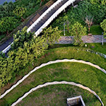 在水岸生活用緩緩的步調(diào)散步， 有時(shí)也能俯拾筏子溪畔垂釣人們的悠閒風(fēng)景