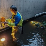 新業(yè)職人將雙足浸入水裡，測試不同高低與角度的琉璃燈光效果，只為選出最貼近完美的建築表情。