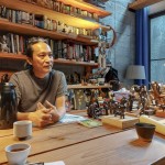 藝術(shù)家 陳煜權(quán)再度與新業(yè)攜手合作，盼以《漂浮著》訴說兒時(shí)親近海、與之互動(dòng)的記憶，在社區(qū)中呈現(xiàn)出安靜的氛圍，留給住戶跟作品獨(dú)處的美好時(shí)光。