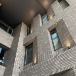 隨著午後陽光灑落與打燈的設(shè)計，建築立面也呈現(xiàn)出生動且多樣化的表情。