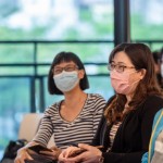 以照片展示豐富的臺(tái)灣美景，搭配精彩的旅途經(jīng)歷，將新業(yè)家族逗得眉開眼笑。