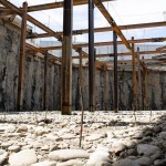 一根根的鋼筋植入土地，鮮紅色的標(biāo)籤紙是提醒灌漿師傅，填入的厚度。