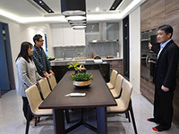 開放的廚房設(shè)計(jì)，全家人在餐桌一起用餐，也化身寬闊的工作空間。