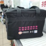 將飯盒裝至袋中，接下來就交給志工驅車前往每一個配送地，將熱騰騰的佳餚送到每一位長者手中。