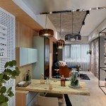 鏡頭隨著客廳的深度往內(nèi)探尋，玄關(guān)旁的等身高綠葉親切迎人，桌上擺著一瓶好酒搭配兩只小杯，是未來與三兩好友一同舉杯慶祝酣談，或小酌暢談心事的好地方。