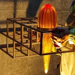 琥珀色的琉璃配上溫暖的黃光，彷彿歸家時心裡熱切的溫度，及充滿溫情的居家氛圍。