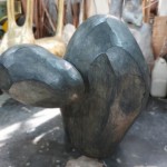 《漂浮著》作品上遍布切削、打磨的痕跡，在工具的選用上，運(yùn)用刀削手法呈現(xiàn)作品多樣化的表情。