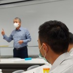 新業(yè)建設(shè)創(chuàng)辦人-穆椿松 分享公司的經(jīng)營(yíng)理念，到個(gè)人工作態(tài)度抱持主動(dòng)、積極、樂(lè)觀的心態(tài)，相信在崗位及人生道路上能迎刃而解。