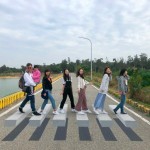 新業(yè)夥伴們過馬路卻引來眾人驚呼！原來是被斑馬線耽誤的3D地景藝術，彷彿懸浮在空中，各角度都讓人產生「美麗的誤會」。