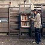 窗櫺式書(shū)櫃前伴著兩隻貓，每一位專(zhuān)注閱讀的書(shū)人也成為文學(xué)館最美的風(fēng)景。