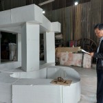 新業(yè)建設簡福榮總經(jīng)理(右一)打量著眼前『灰階-方』藝術品的模型，期待著成品安置於社區(qū)中，為住戶帶來「藝」種美好的新「視」界。