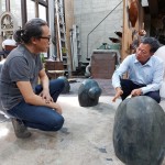 藝術(shù)家陳煜權(quán)（圖左一）與建築職人簡福榮總經(jīng)理（圖右一）以蹲姿模擬水池的平視高度，討論著如何將藝術(shù)品與社區(qū)融合的美好樣貌，完美演繹。