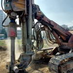 氣勢(shì)磅礡的地質(zhì)鑽探機(jī)，深入地底抽取的剎那間，有如電影般塵土飛揚(yáng)、滾滾黃沙的壯觀畫面。