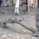 烈日之下，師傅們揮汗如雨的穩(wěn)住灌漿管道，慢慢地為基礎(chǔ)工程披上一層層肌理。