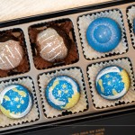 宇宙巧克力 - 將香草莢獨特的香氣與可可豆完美融合，巧克力都是親手繪製，星空圖樣包含著繽紛的內(nèi)餡，每一口都能感受到驚喜。