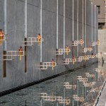 入口大面水景，一如滌去塵囂，步入小徑，由兩側(cè)的柔光引領(lǐng)，使人靜謐優(yōu)雅的歸來或到訪。