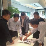 新業(yè)建設(shè)簡(jiǎn)福榮總經(jīng)理(右一)、邱正光副總(左二)與設(shè)計(jì)團(tuán)隊(duì)，了解對(duì)於生活的細(xì)節(jié)，必須比住戶要求得更高。