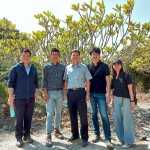 每一棵雀屏中選的小樹，都是經(jīng)由新業(yè)職人團(tuán)隊的專業(yè)見解，並審慎評估後決定出的結(jié)果。我們相信：「不只是我們選樹，樹也在選擇一個值得託付終身的對象」。(圖中為簡福榮總經(jīng)理，圖左為吳志輝建築師）