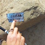 一經(jīng)新業(yè)職人選中的石頭，貼上屬於自己的標(biāo)籤，象徵已屬於『大塊森鄰』的一員。