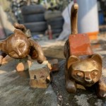 夕陽(yáng)餘暉照映著臉部神情，透過自然的染色技法，用顏色去豐富、滿足想像。(圖為藝術(shù)品化學(xué)染色階段)