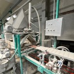 逐層上釉的過程，如同美麗佳人般，經(jīng)過一層一層上釉，妝點出每片山形磚姣好、綺麗的模樣。