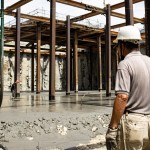 老師傅稍事休息，也不忘緊盯工程進(jìn)度與施工細(xì)節(jié)，堅持給住戶們安心的居住品質(zhì)。