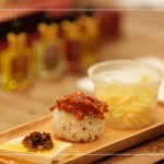 佐食搭配特製油品與醬料，在口中探索與食材的相互交織，感受最純粹的原味。