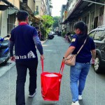 提著重達(dá)20公斤、8天份的年菜，穿梭在臺中舊市區(qū)街頭巷弄之間，只為將一份份愛心年菜，親手送到長輩手中。
