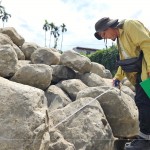 天然原石會依庭園造景的呈現(xiàn)，挑選適合的尺寸，根據(jù)石頭的紋理、色澤、形狀及擺放空間，都是方方面面的細節(jié)。