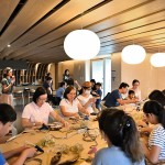 大家專注將自己的花圈設(shè)計成想像中唯美的模樣，讓人好期待完成品！