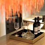 假日裡與好久不見的朋友小酌一番，徹底放鬆一起談天說地，聊聊過往回憶裡那些令人忘懷的趣事。