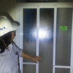 浴室淋浴拉門確實(shí)密合，可阻擋水氣並達(dá)到乾濕分離的目的。作為檢查的一環(huán)，每個(gè)細(xì)節(jié)都不能放過。