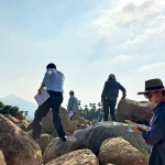 選石過程中，因石頭形狀、密度、厚實(shí)度各異，新業(yè)職人們需格外小心謹(jǐn)慎、留意腳步! 