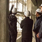 完成上樑儀式後，名譽董事長穆椿松先生、卓勝隆董事長及簡福榮總經(jīng)理至各樓層巡視目前的工程，使每個細節(jié)力求完美。