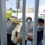 藝術(shù)家─曾永玲與安裝師傅們認(rèn)真的目光，穿透過隔柵縫隙，眼神中訴說著對(duì)藝術(shù)品《上學(xué)趣》的期待。(圖為藝術(shù)品安裝當(dāng)日)