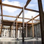 七月艷陽天，新業(yè)－大塊森濤階段性工程－地下室開挖完成，構(gòu)築的計畫正按部就班，一步一步往前進(jìn)行。