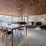 團(tuán)隊(duì)選材更需要細(xì)膩的顧慮使用者的感受，以工業(yè)設(shè)計(jì)結(jié)合傳統(tǒng)工藝，椅墊選自義大利的質(zhì)感牛革，與木材的美麗紋理相互輝映。