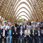 竹跡館入圍有建築界奧斯卡之稱的「WAF世界建築獎(jiǎng)」，市府團(tuán)隊(duì)合影。（記者張軒哲攝）