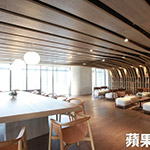 二樓閱覽室、輕食區(qū)皆設(shè)計曲面天花板，象徵林中之樹。