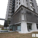 2樓外牆的百頁(yè)型沖孔網(wǎng)，也旋轉(zhuǎn)90度，象徵建築的「樹鬚」