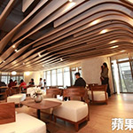 不只天花板，桌、椅、甚至燈具、燈管，都市曲線造型