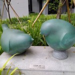 宜家前的麻雀彼此交頭接耳地，不曉得正在訴說(shuō)什麼悄悄話(huà)呢？而如此悠閒的畫(huà)面，已成為宜家一景的美學(xué)。